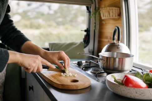 10 astuces pour cuisiner facilement dans un petit espace mobile