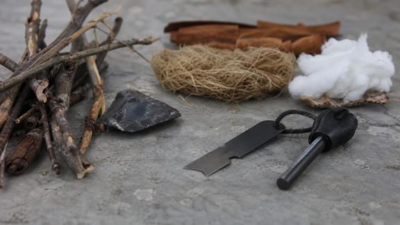 6 astuces pour allumer un feu sans briquet ni allumettes