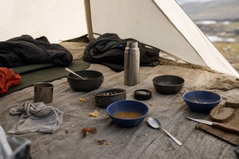 Erreurs courantes à éviter quand on mange en tente ou sous abri