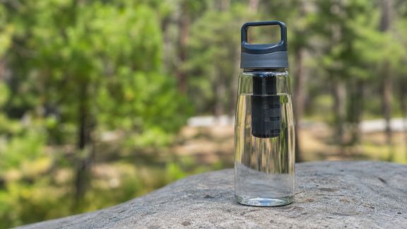 Les gourdes filtrantes rendent-elles vraiment l’eau potable partout ?
