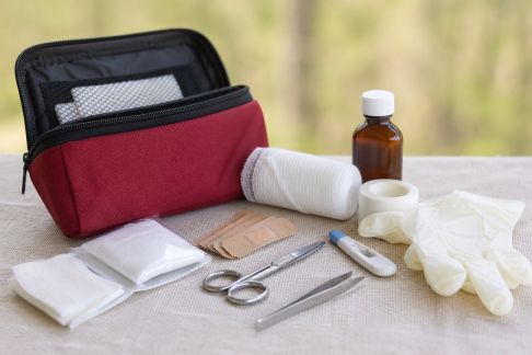 Les indispensables à glisser dans sa trousse de secours en camping