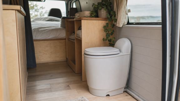 Quelles solutions pour intégrer des toilettes sèches dans un van