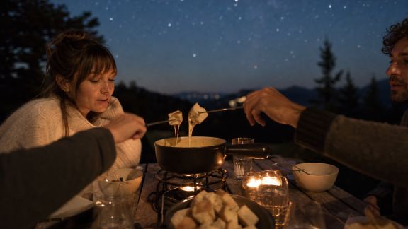 Préparer une fondue savoureuse à partager sous les étoiles