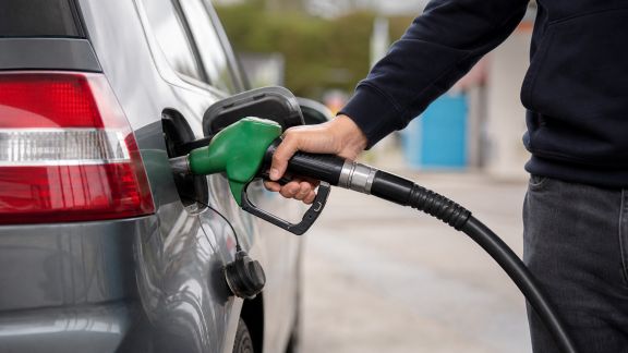 Économiser sur la route : astuces pour faire le plein à moindre coût
