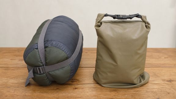 Sac de compression ou housse étanche : comment faire le bon choix