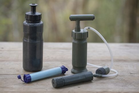 Filtres à eau portable : que valent vraiment les différents systèmes ?