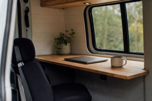 Aménager un espace de travail en van : astuces et inspiration