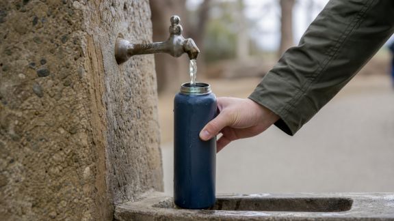 Outils et applis pour trouver facilement de l’eau gratuite en itinérance
