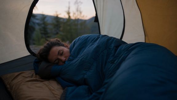 Astuces pour bien dormir sous tente malgré les bruits nocturnes