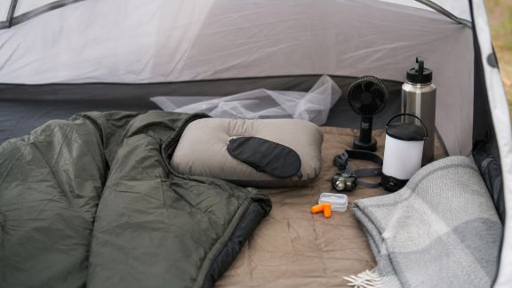 10 accessoires malins pour des nuits confortables sous la tente
