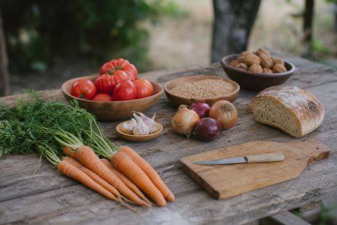 Astuces pour cuisiner sans frigo : conserver et préparer ses aliments au grand air
