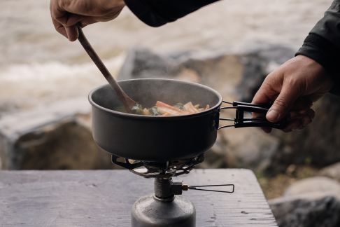 Réussir un repas savoureux sur réchaud : conseils pour débuter facilement