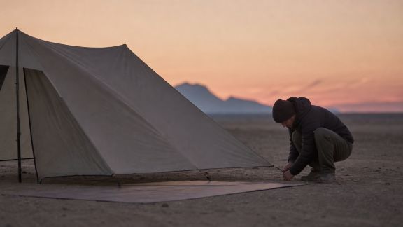 Installer son abri par tous les temps : conseils pour une nuit confortable dehors
