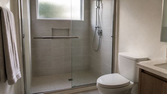 Organiser un espace douche-toilettes multifonction sans perdre en confort