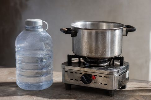 Gérer l’eau et la chaleur : les incontournables pour cuisiner en autonomie
